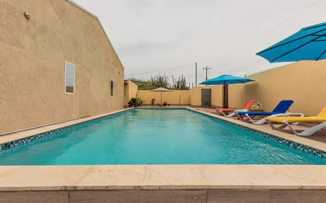 2 Queen Studio w Pool BBQ Hotwater Close 2 Beach