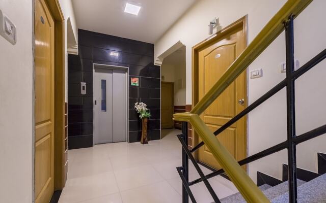 Hotel Raj Comforts - Golf View
