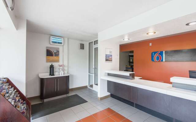 Motel 6-Overland Park, KS