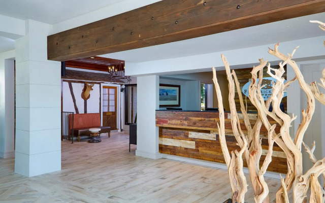 Fredericksburg Inn & Suites