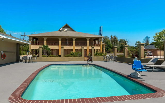 Best Western Delhi Inn