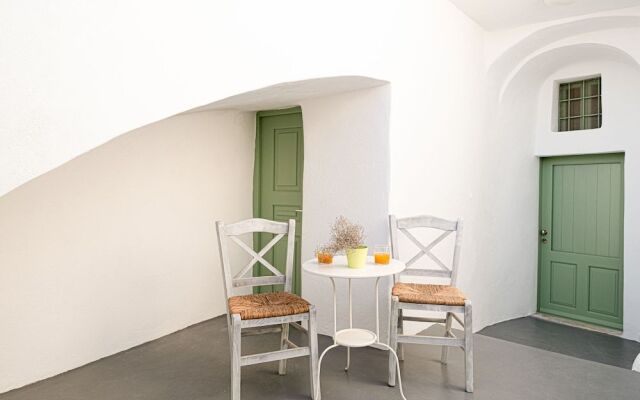 White Orchid Cave House & Studio