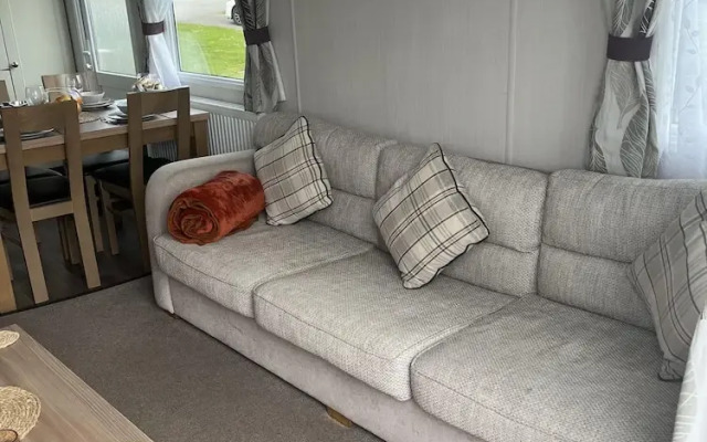 Tranquil Waterside Lodge in Tunstall