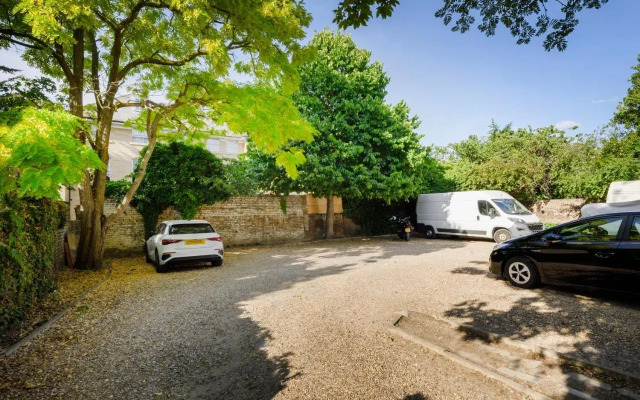 One bedroom central Slough with parking