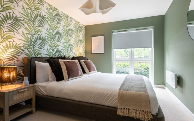 The Bow Mews - Modern & Bright 2BDR Apartment with Patio