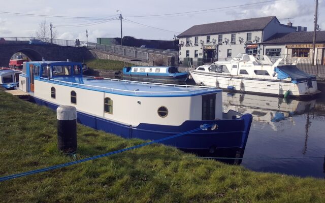 Roisin Dubh Houseboat