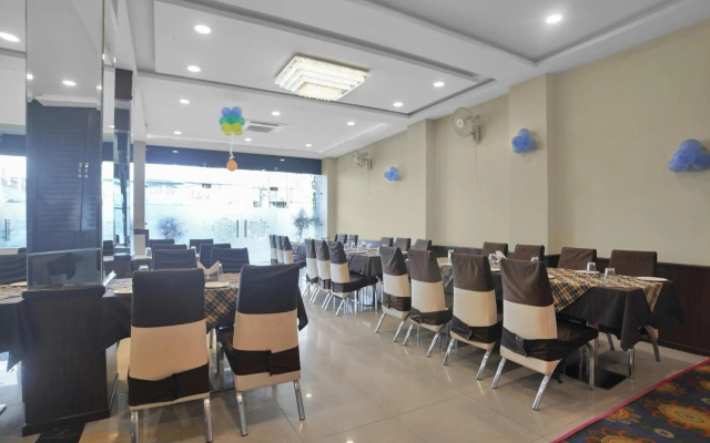 OYO Townhouse 704 Hotel Divya Palace