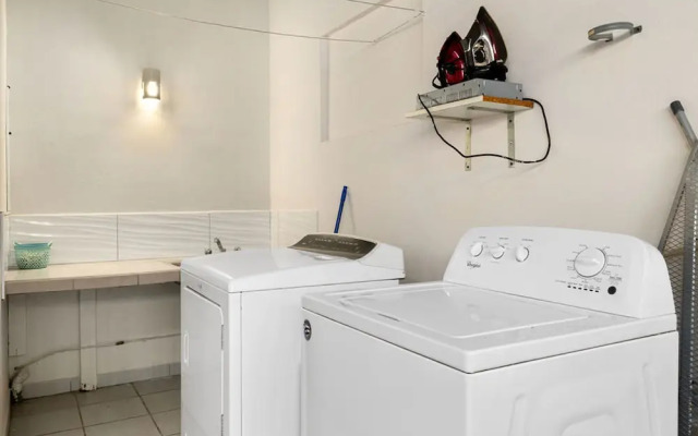 Sleeps 12 Spacious Private Pool Great Location