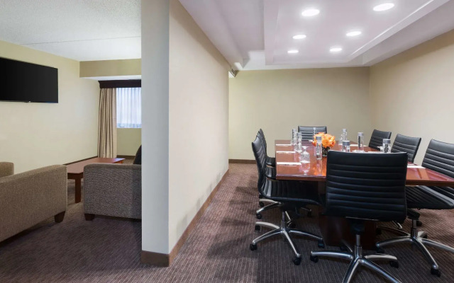 DoubleTree Suites by Hilton Hotel Cincinnati - Blue Ash