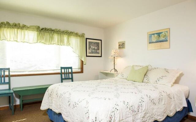 The Hamptons 2 Br cottage by RedAwning