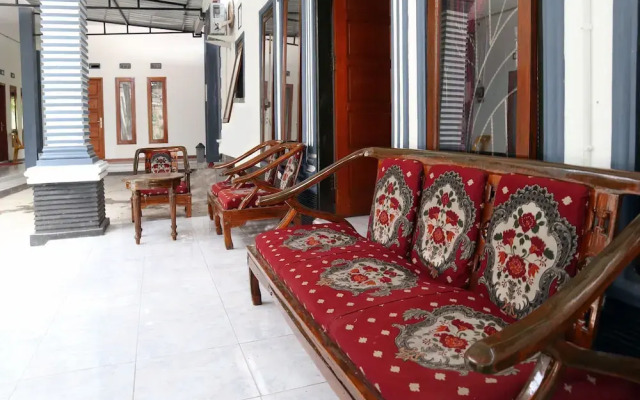 OYO 956 Penginapan Eby