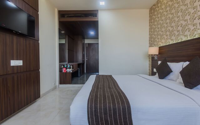 OYO 7136 Solitaire Residency
