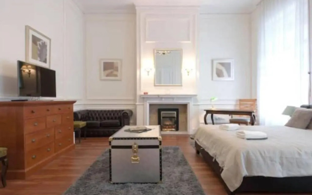 Luxury Art Deco Suite Close to Museum of Fine Arts