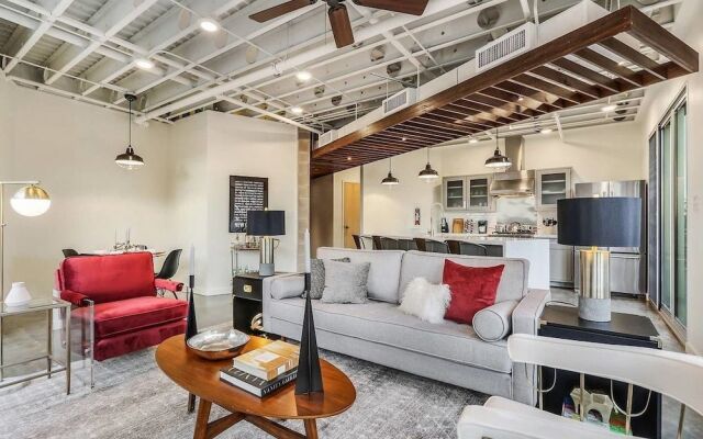 Penthouse 2br/2ba in Warehouse Dist. by Domio