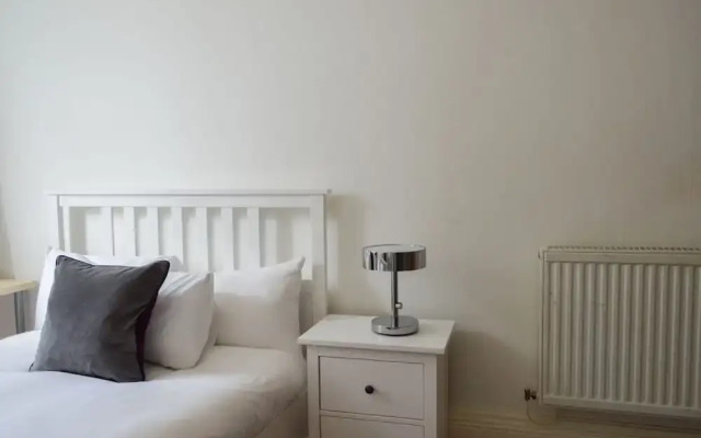 Spacious 3 Bedroom Flat in Marchmont