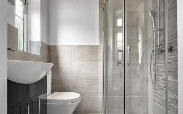 Limehouse En-suite With Garden View