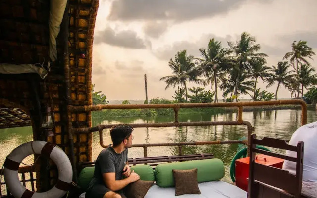 Spice Coast Cruises CGH Earth-Houseboat