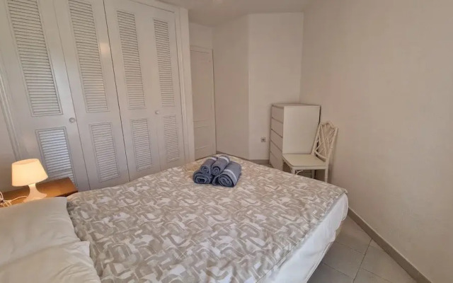 Sunny Seaside Retreat in Calahonda, sea View, Pool