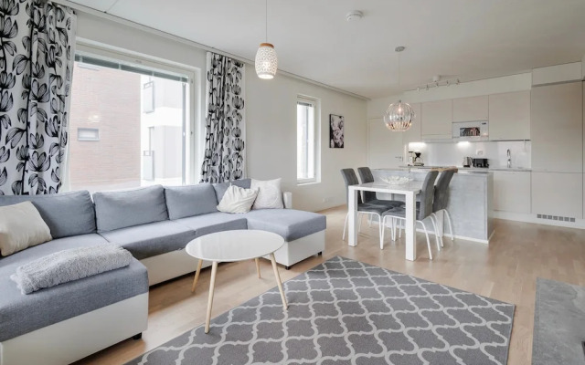 Spacious 2BR Apt - Lake View & Sauna