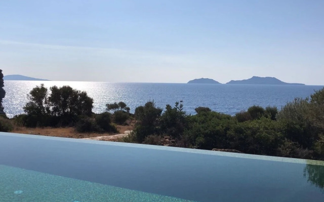 Villa Alati - Seafront Villa With Swimming Pool