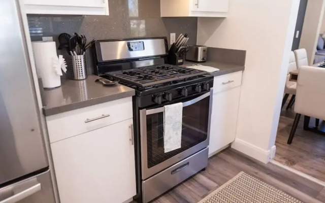 Remodeled 3BR House w Hot Tub Fenced Yard p58