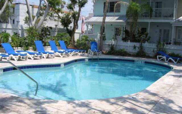 Linger Longer by Avantstay Key West Walkable Gated Community, Shared Pool Week Long Stays Only