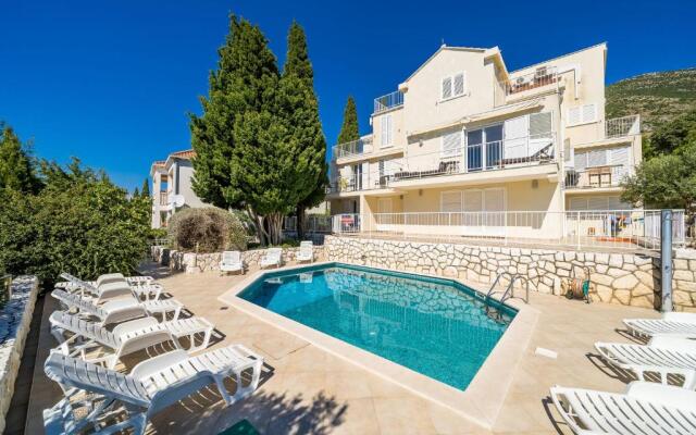 Comfort 1-Bedroom Apartment with Pool & Sea view
