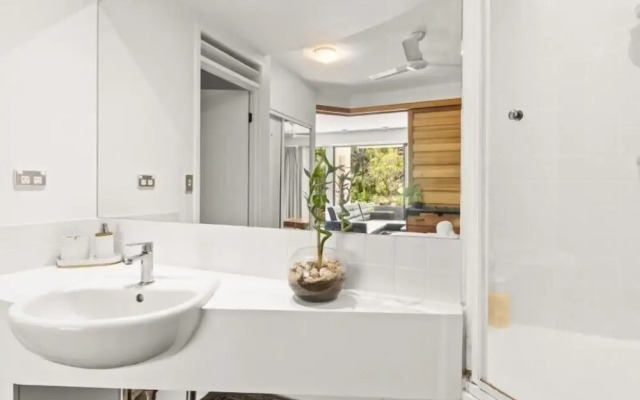Casuarina Apartment 200m from the Beach