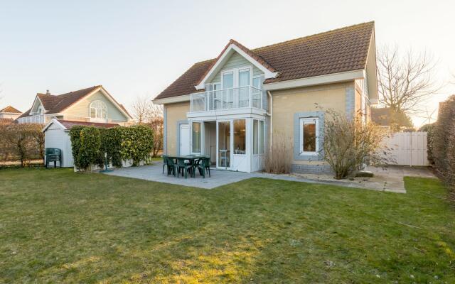 Detached Villa With Dishwasher Near the Sea