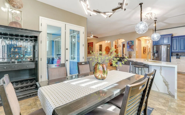 Putting Green & Hot Tub: Goodyear Retreat!