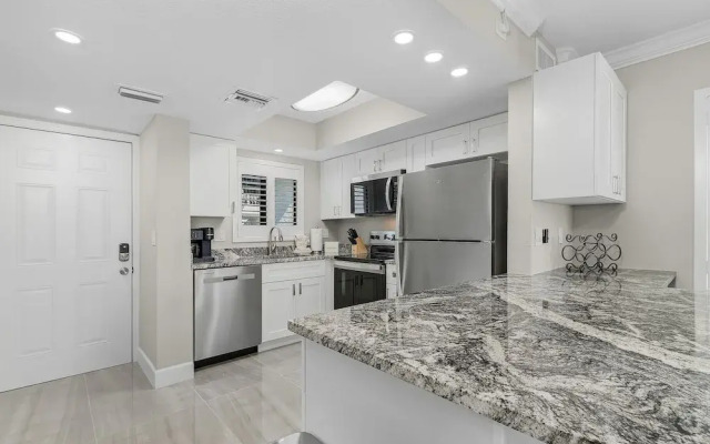 Seaside 101: Oceanview 2br/2ba Condo With Pool, Steps To Beach 2 Bedroom Condo