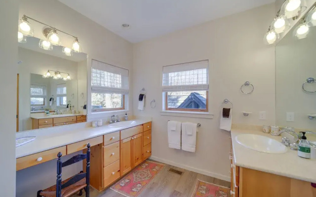 Stunning Cashiers Vacation Home w/ Mountain Views!