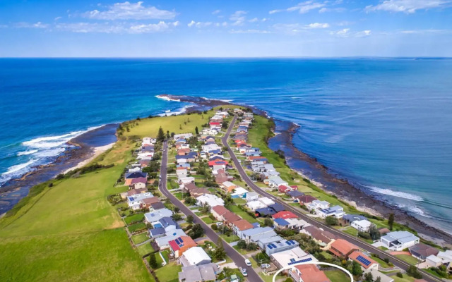 KITESURFER Gerroa 4pm checkout on Sundays