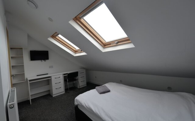 Enticing Holiday Home in Coventry With Garden