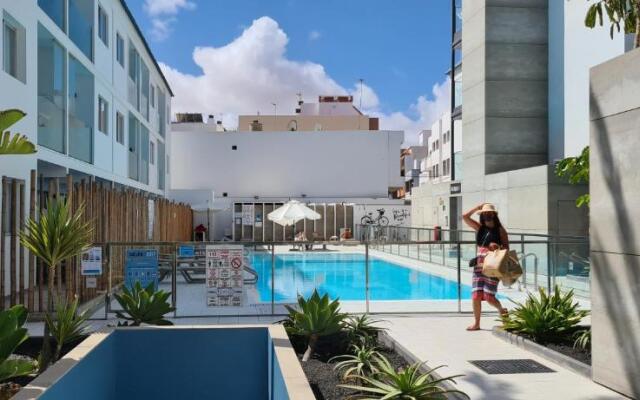 COOL Apartment NEAR Beach Pool & AC 1