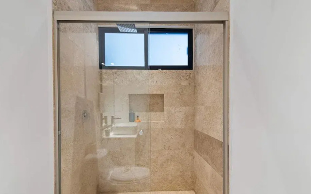 1 Br. LX Amenities Prime Location