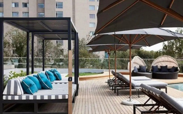 Sandtoncity-apartment-sleeps4-pool-parking