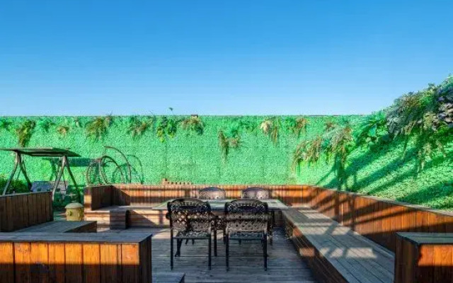 club theme hotel