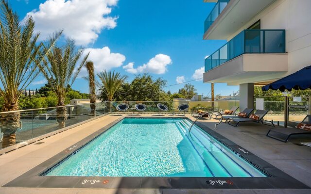 Luxury Apartment in Hollywood