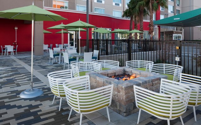 Holiday Inn Express & Suites Orlando at SeaWorld, an IHG Hotel