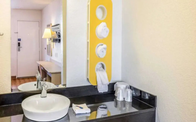 Motel 6 Bakersfield, CA - Convention Center