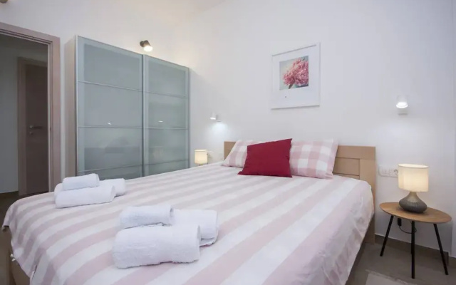 Modern and Cozy Apartment for 3 Guests