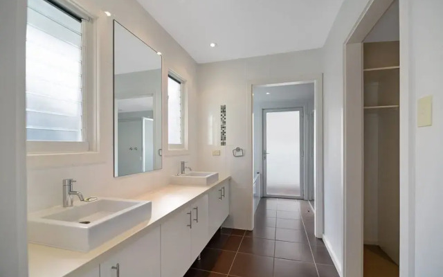 Sea Splash 75 Lorikeet Drive