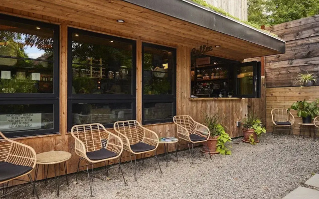 Woodstock Way Hotel