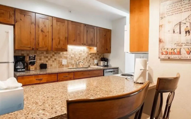 Breakaway West Ski Condo 1,5 miles from the Lifts by RedAwning