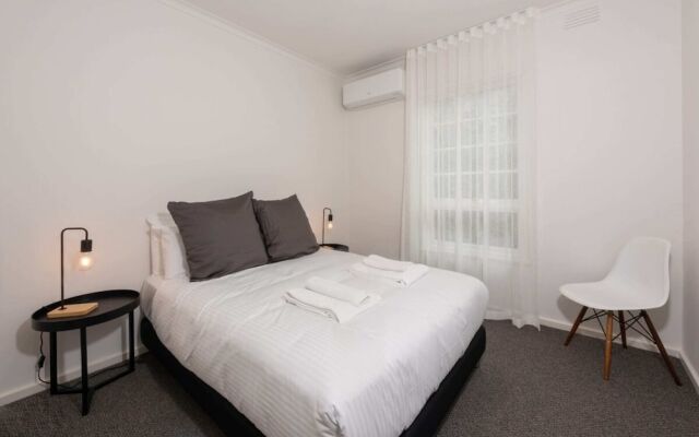 Elegant 2-bedroom House in Prahran w/ Parking!