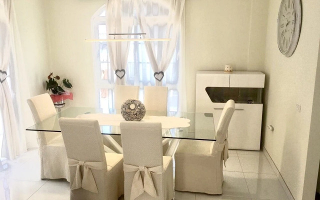 Holiday Villa, heated pool