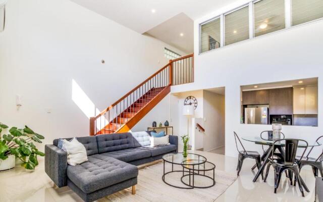 Luxurious 3BDR Townhouse in Great Location