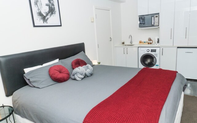 King Bed in Auckland CBD with Pool & Gym