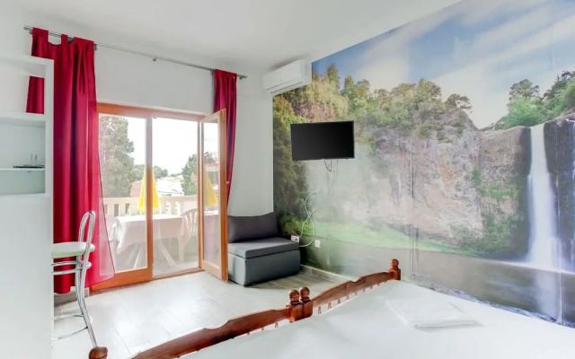 Simplistic Holiday Home in Sumartin near Sea Beach